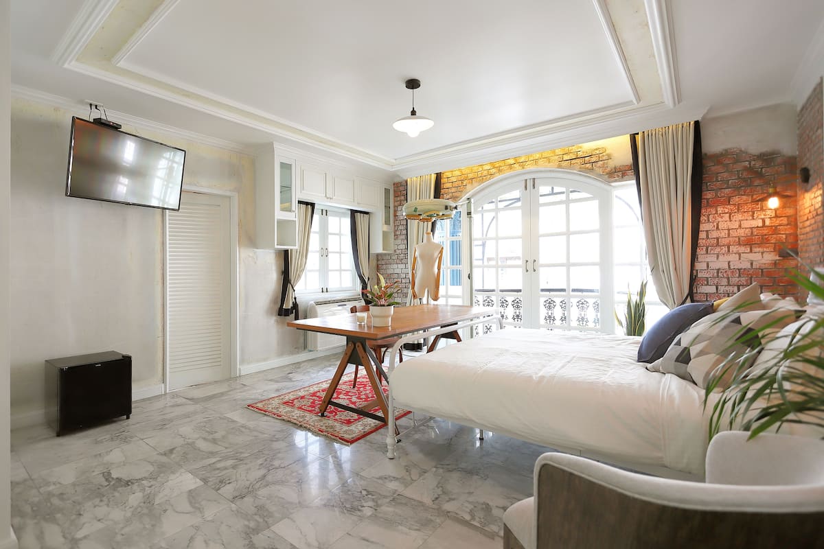Deluxe tweepersoonskamer, balkon | Individueel gedecoreerd, individueel gemeubileerd, een bureau