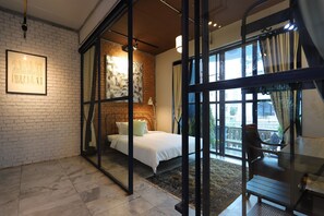 Habitación individual Deluxe, balcón | Decoración personalizada, muebles diferentes y escritorio 