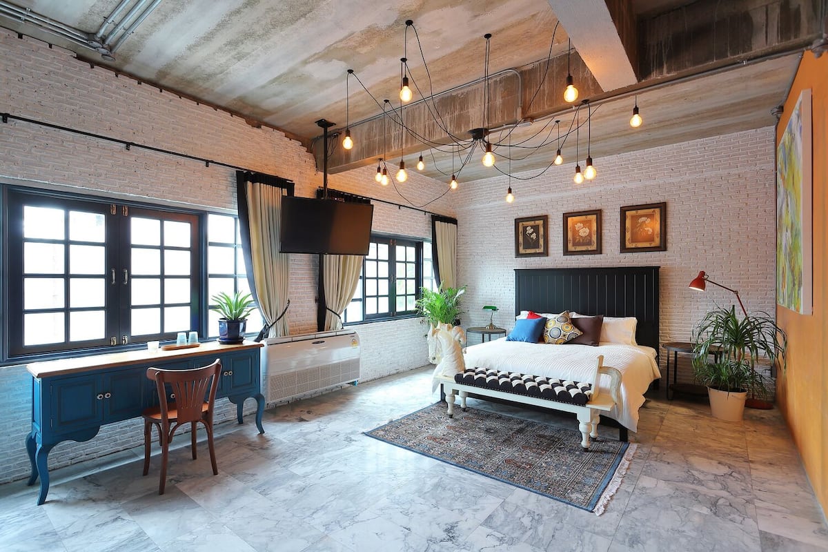 Habitación Deluxe, 1 cama King size, tina | Decoración personalizada, muebles diferentes y escritorio