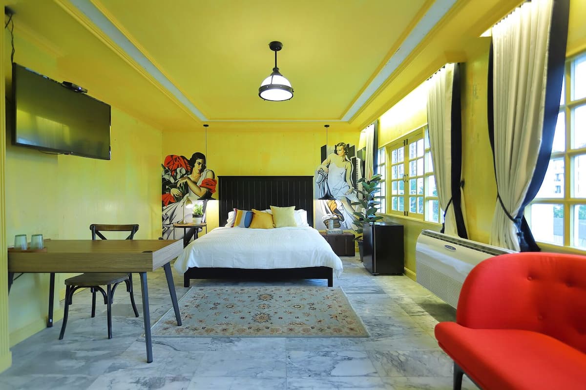 Habitación Deluxe, 1 cama King size | Decoración personalizada, muebles diferentes y escritorio