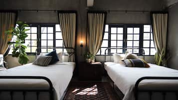 Deluxe Twin Room, Bathtub | Individually decorated, individually furnished, desk, laptop workspace