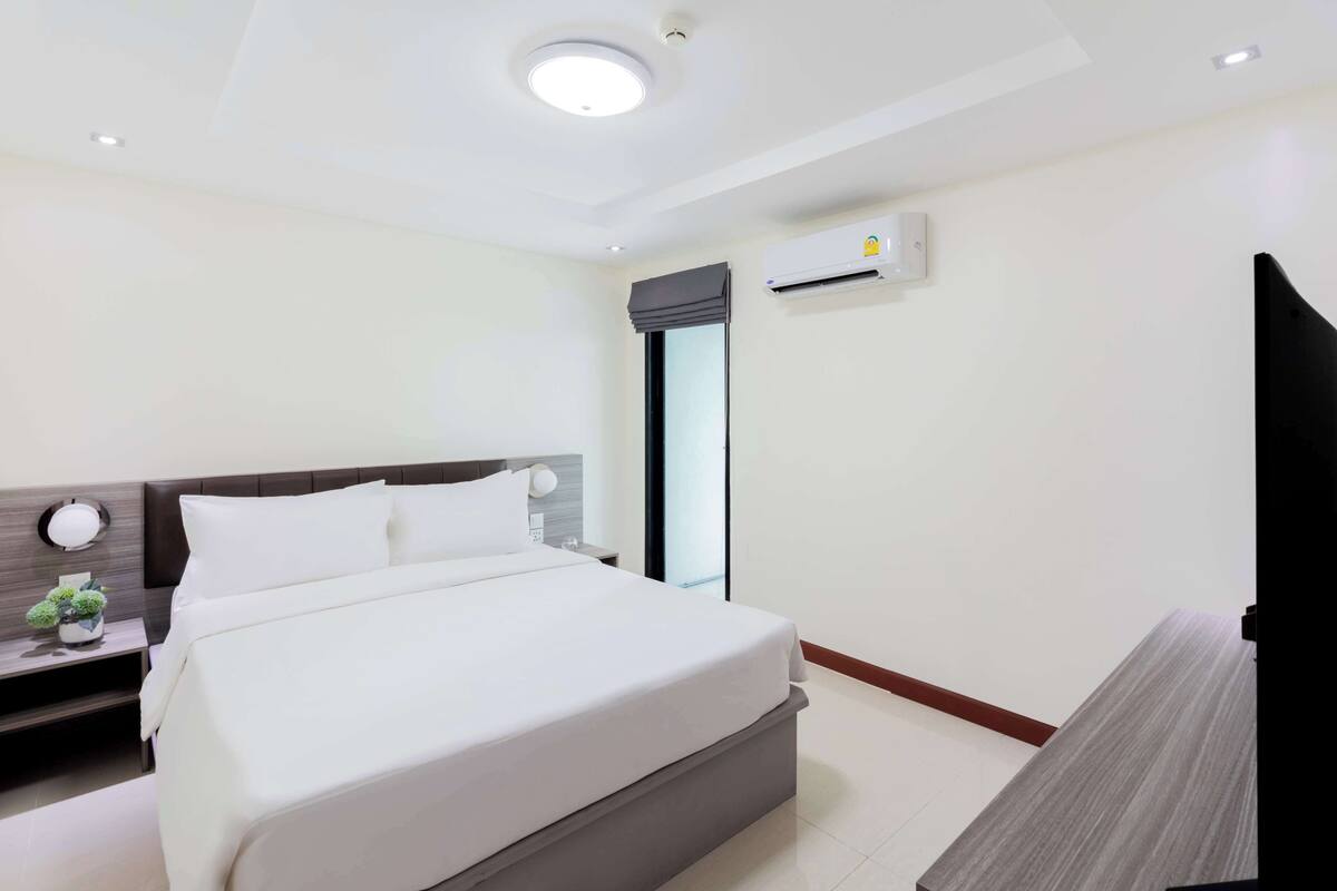 ห้องแฟมิลี่, เตียงใหญ่ 2 เตียง, ปลอดบุหรี่ (Larger Room) | มินิบาร์ฟรี, ตู้นิรภัยในห้องพัก, โต๊ะทำงาน, ห้องเก็บเสียง