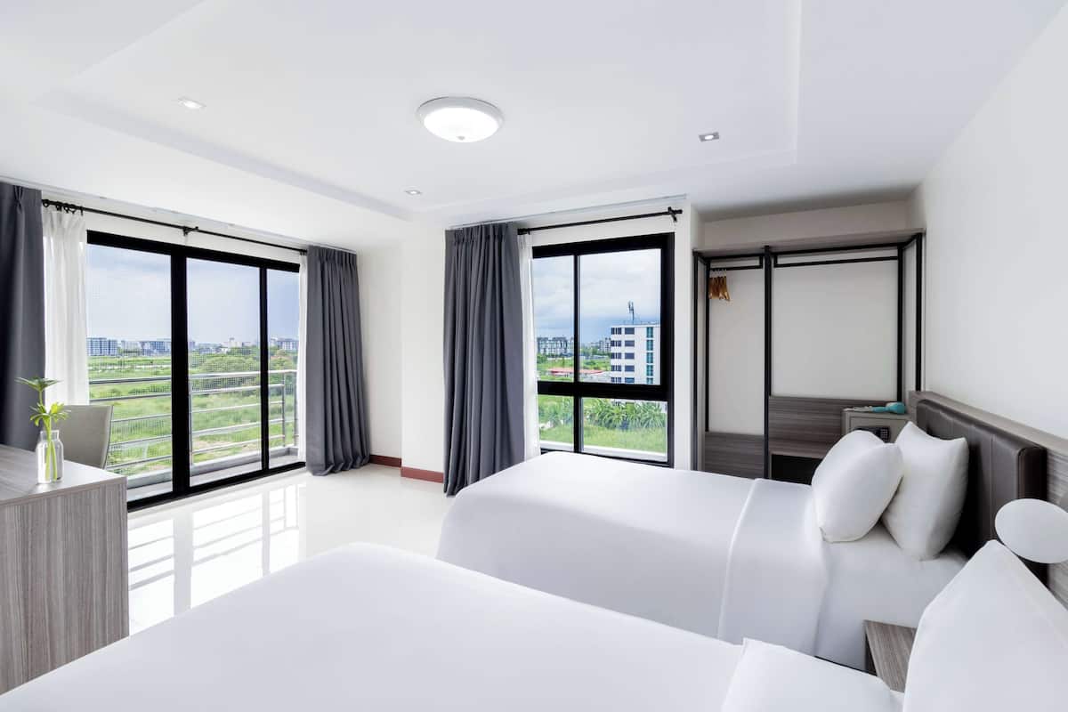 Deluxe Room, 2 Twin Beds, Non Smoking | 1 bedroom, free minibar, in-room safe, individually decorated