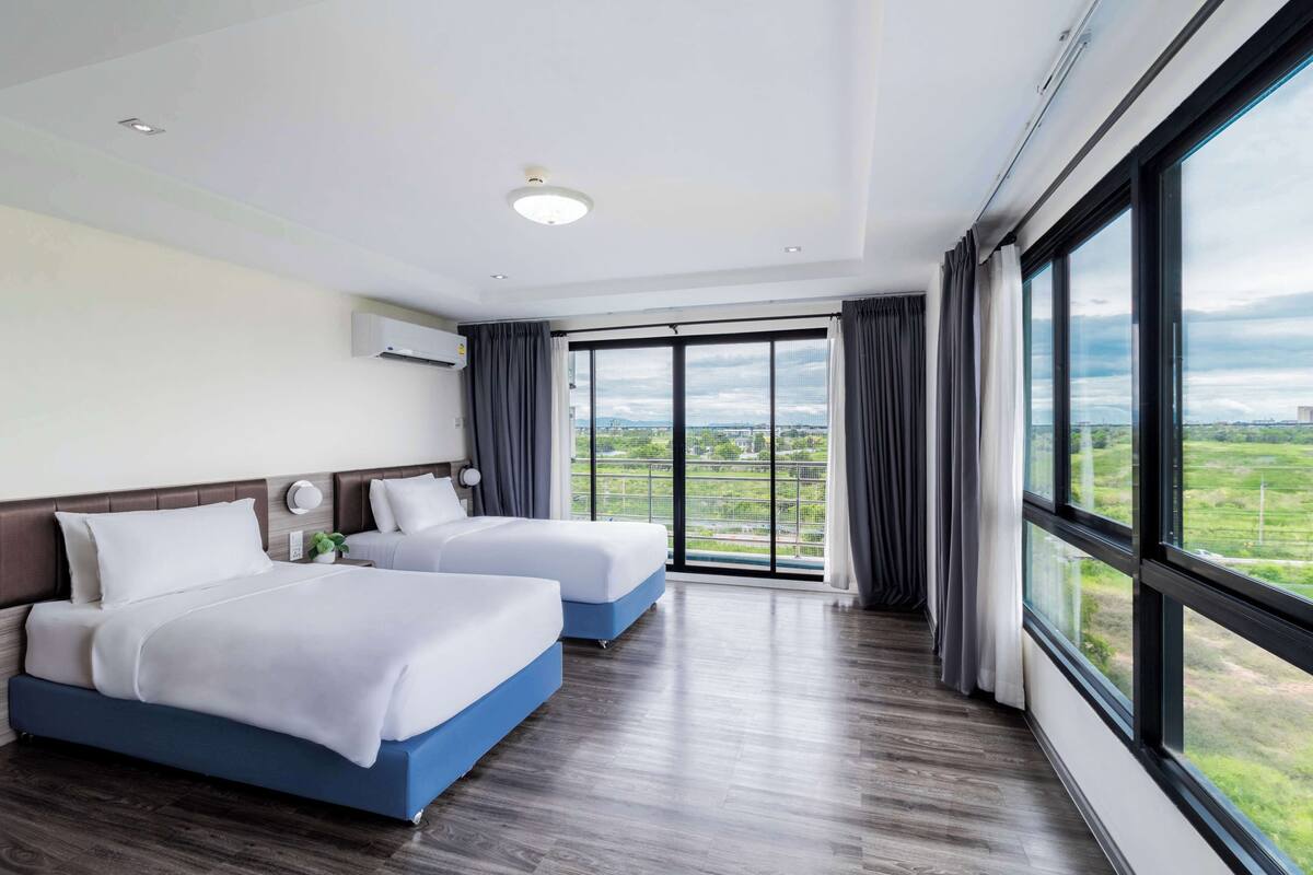 ห้องจูเนียร์สวีท, เตียงเดี่ยว 2 เตียง, ปลอดบุหรี่ (Larger Room) | มินิบาร์ฟรี, ตู้นิรภัยในห้องพัก, โต๊ะทำงาน, ห้องเก็บเสียง