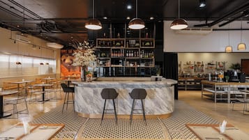 2 restaurants; breakfast, lunch and dinner served