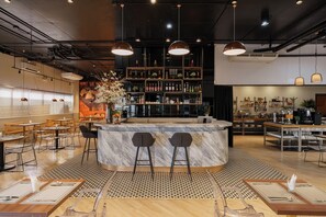 2 restaurants; breakfast, lunch, and dinner served - SureStay By Best Western Iconic Suvarnabhumi (Bang Sao Thong)