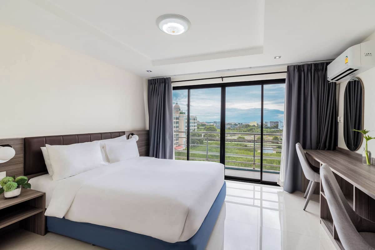 Superior Room, 1 Double Bed, Non Smoking | 1 bedroom, free minibar, in-room safe, individually decorated