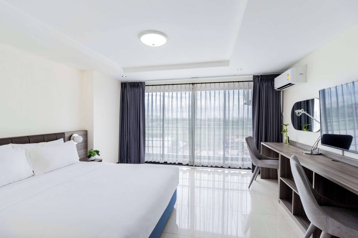 มินิบาร์ฟรี, ตู้นิรภัยในห้องพัก, โต๊ะทำงาน, ห้องเก็บเสียง