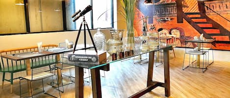2 restaurants, breakfast, lunch served; local and international cuisine