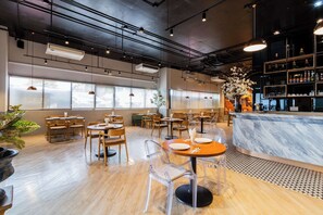 2 restaurants; breakfast, lunch, and dinner served - SureStay By Best Western Iconic Suvarnabhumi (Bang Sao Thong)