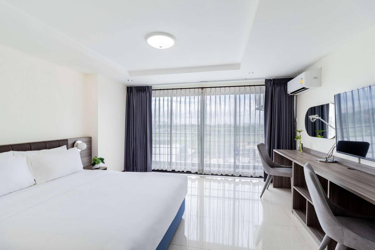 มินิบาร์ฟรี, ตู้นิรภัยในห้องพัก, โต๊ะทำงาน, ห้องเก็บเสียง