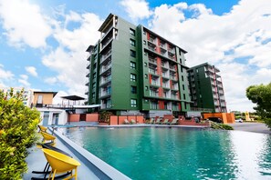 Outdoor pool - SureStay By Best Western Iconic Suvarnabhumi (Bang Sao Thong)