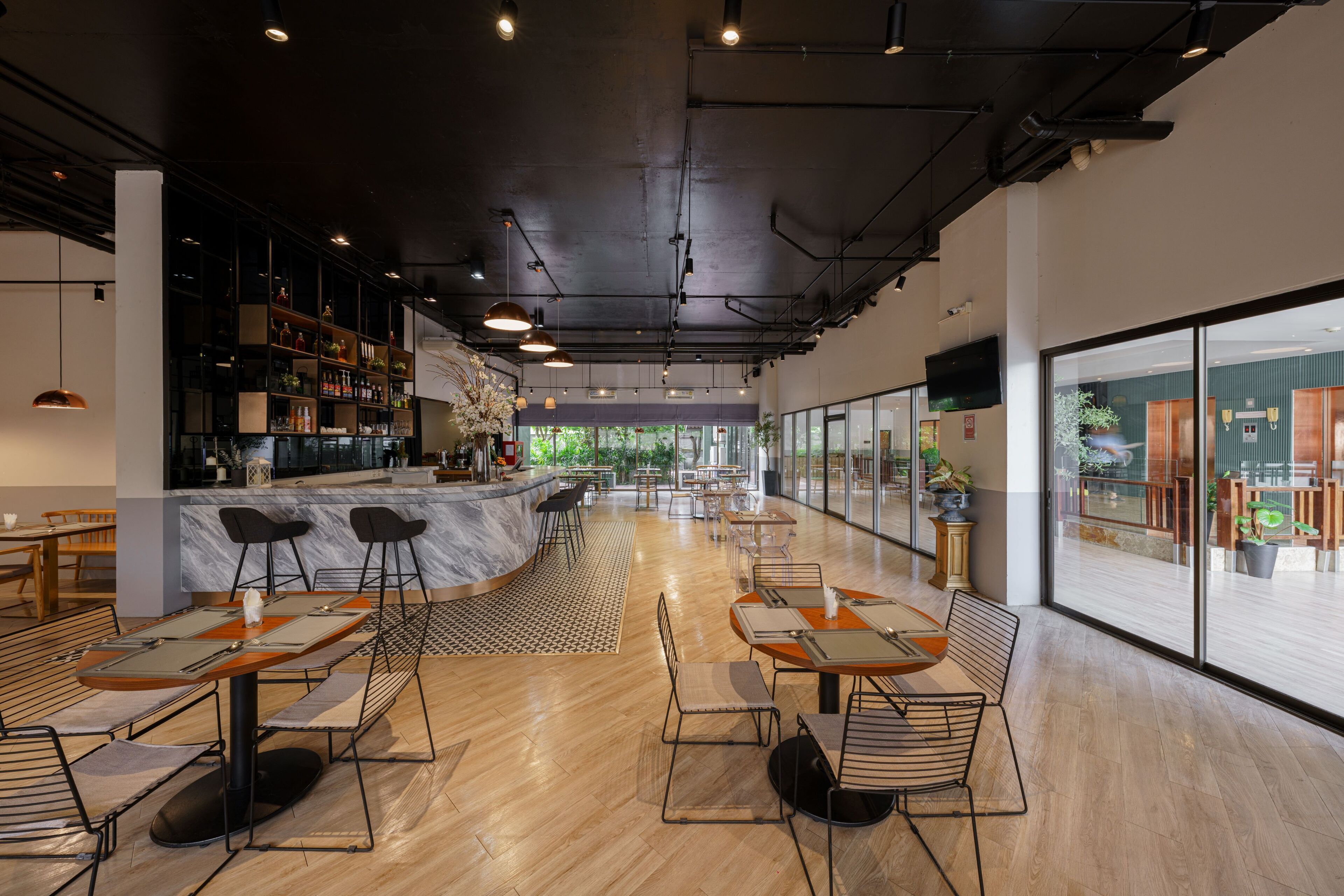 2 restaurants; breakfast, lunch and dinner served 