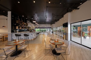 2 restaurants; breakfast, lunch, and dinner served