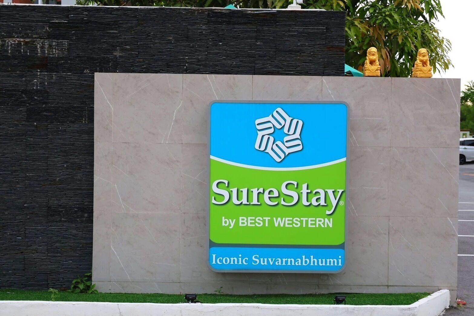Un letrero para SureStay by Best Western con un logotipo y el nombre 'Iconic Suvarnabhumi'.