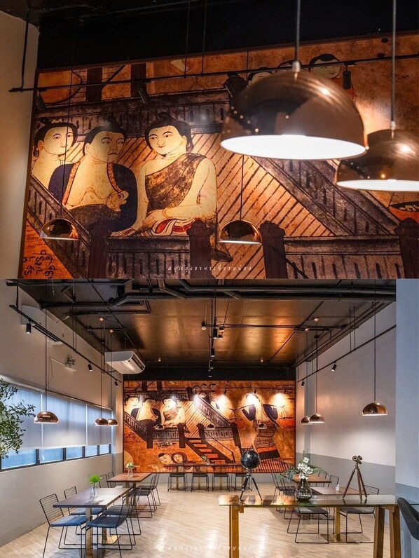 2 间餐厅，供应早餐、午餐和晚餐，本地与国际菜