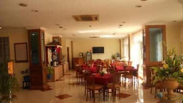 Breakfast, lunch, dinner served; Indonesian cuisine