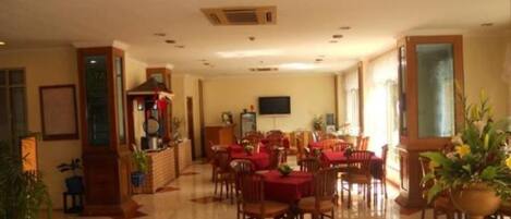 Breakfast, lunch, dinner served; Indonesian cuisine