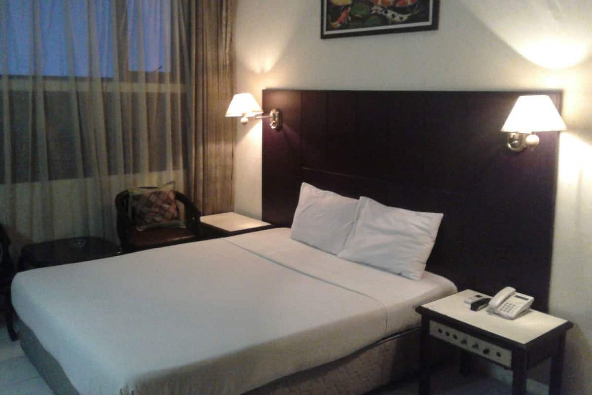 Standard Room, 1 Double or 2 Single Beds | Desk, rollaway beds, free WiFi