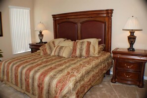 Perhehuvila, poreamme, puutarha-alue | 5 makuuhuonetta, kannettavalle tietokoneelle sopiva työtila