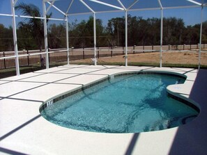 Kauden mukainen ulkouima-allas, aurinkotuoleja