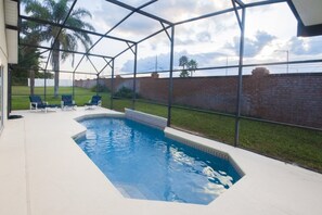 Familievilla, spabadekar, hageområde | Basseng | Sesongbasert utendørsbasseng og solsenger