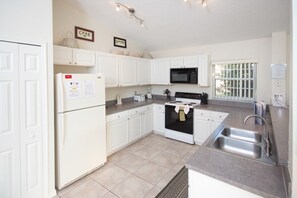 Familievilla, spabadekar, hageområde | Delt kjøkken | Kjøleskap, mikrobølgeovn og ovn