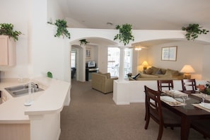 Familienvilla, eigener Pool, zum Garten hin | Lobby