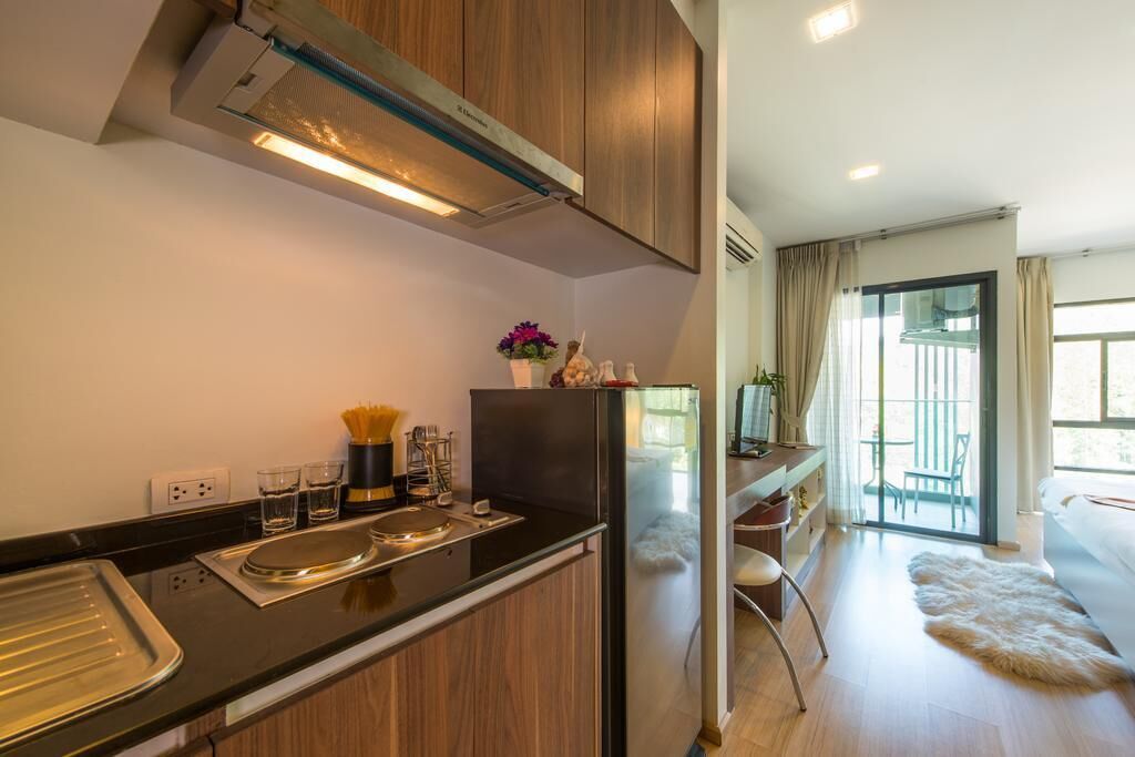 Deluxe Studio, 1 Double Bed | Private kitchen | Coffee/tea maker, electric kettle
