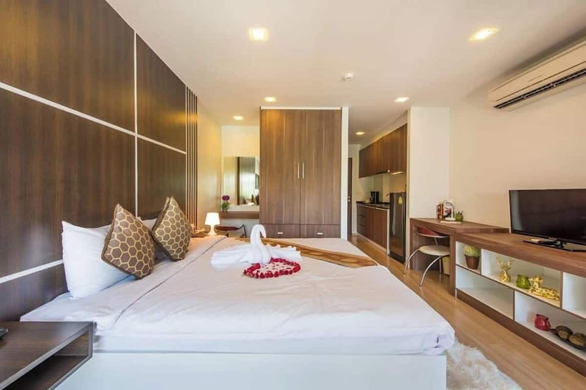 Deluxe Studio, 1 Double Bed | Free minibar items, in-room safe, desk, blackout drapes