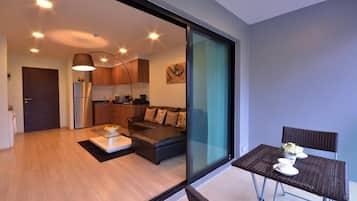 Suite estudio junior | Área de sala de estar | Televisión LCD de 32 pulgadas con canales por cable y televisión