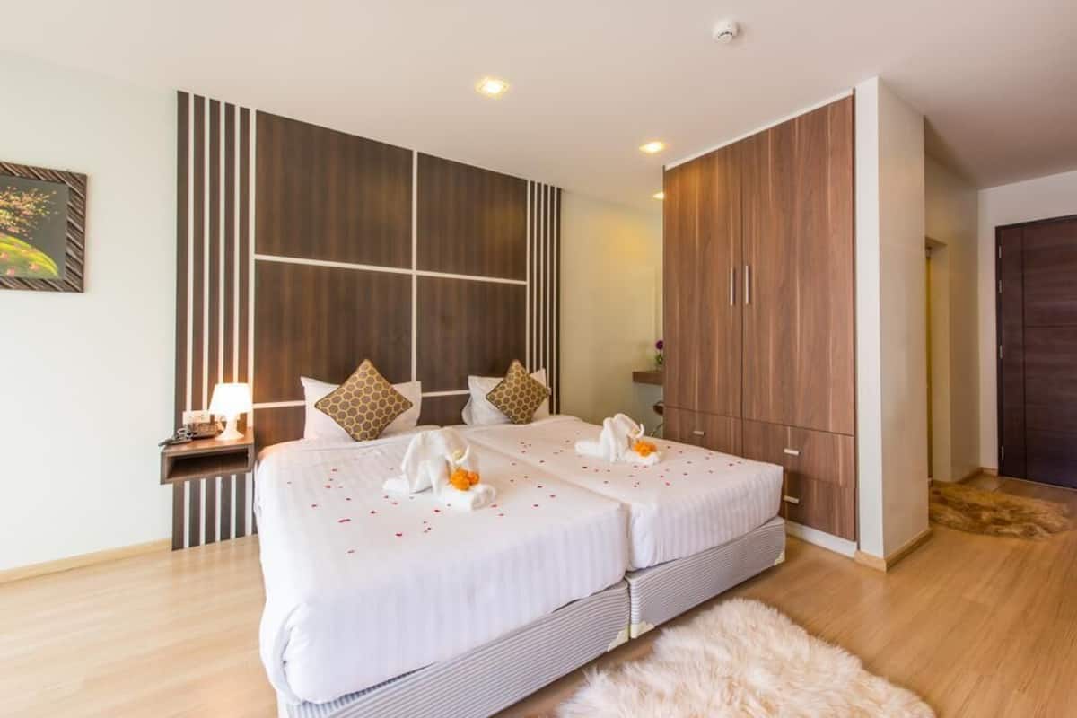 Deluxe Studio, 2 Twin Beds | Free minibar items, in-room safe, desk, blackout drapes
