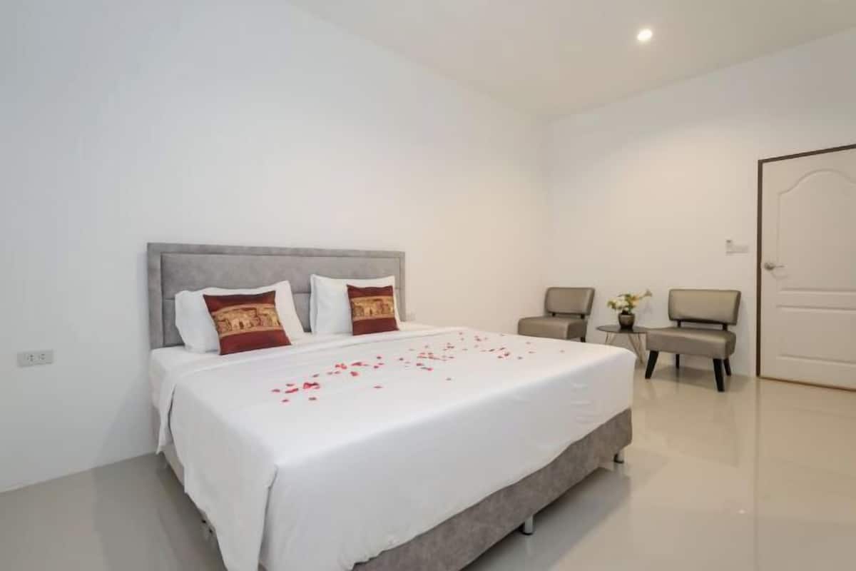 Free minibar items, in-room safe, desk, blackout curtains