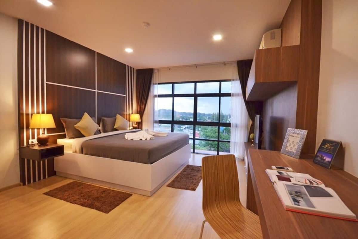 Junior Studio Suite | Free minibar items, in-room safe, desk, blackout drapes