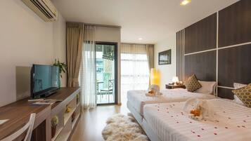 Deluxe Studio, 2 Single Beds | Free minibar items, in-room safe, desk, blackout curtains