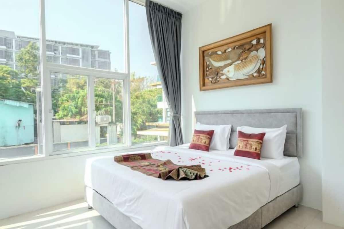 Free minibar items, in-room safe, desk, blackout curtains