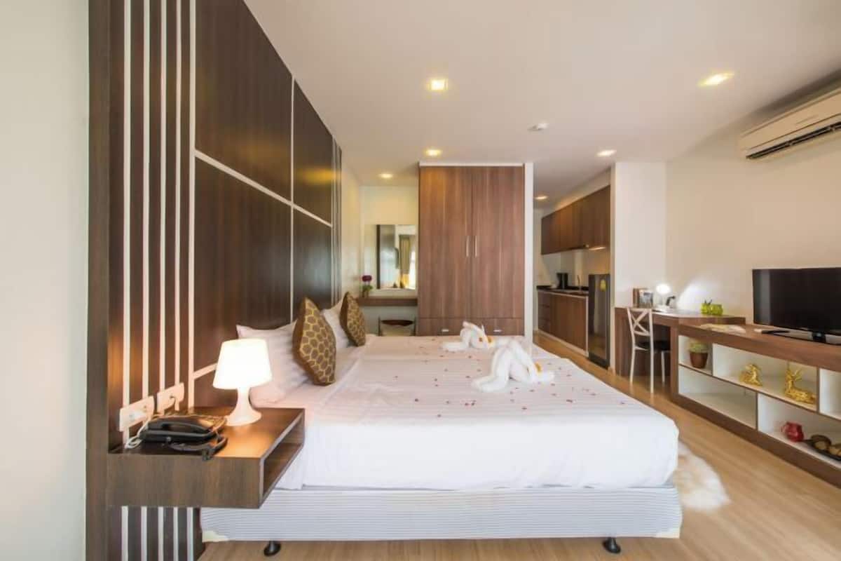 Free minibar items, in-room safe, desk, blackout curtains