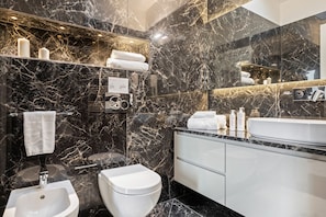 Douche, sèche-cheveux, serviettes fournies