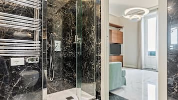 Dusche, Haartrockner, Bidet, Handtücher