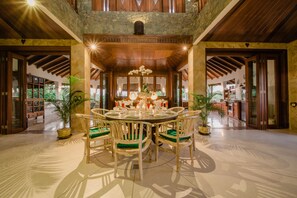 Villa Luxe, plusieurs lits, fumeurs | Restauration dans la chambre