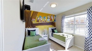Villa familiale, plusieurs chambres, baignoire à remous, côté jardin | Chambre thématique pour enfant