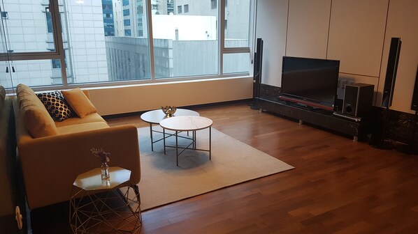 Full House | Living room | Flat-screen TV