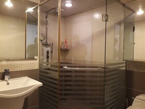 Full House | Baño | Regadera, amenidades de baño gratuitas, toallas 