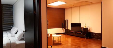 Full House | Living area | Flat-screen TV