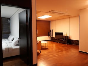 Full House | Living area | Flat-screen TV