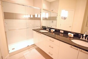 Townhouse Keluarga, kolam renang pribadi, area taman | Shower kamar mandi