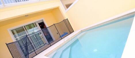 Maison en rangée familiale, piscine privée, cÎté jardin | Piscine | Piscine extérieure en saison, chaises longues