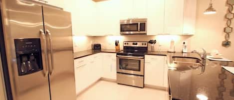 Family Townhome, Private Pool, Garden Area | Shared kitchen | Fridge, microwave, oven