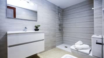 Een douche, handdoeken
