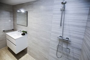 Shower, towels - PLAYALARGA 2 Apartment (Salou)